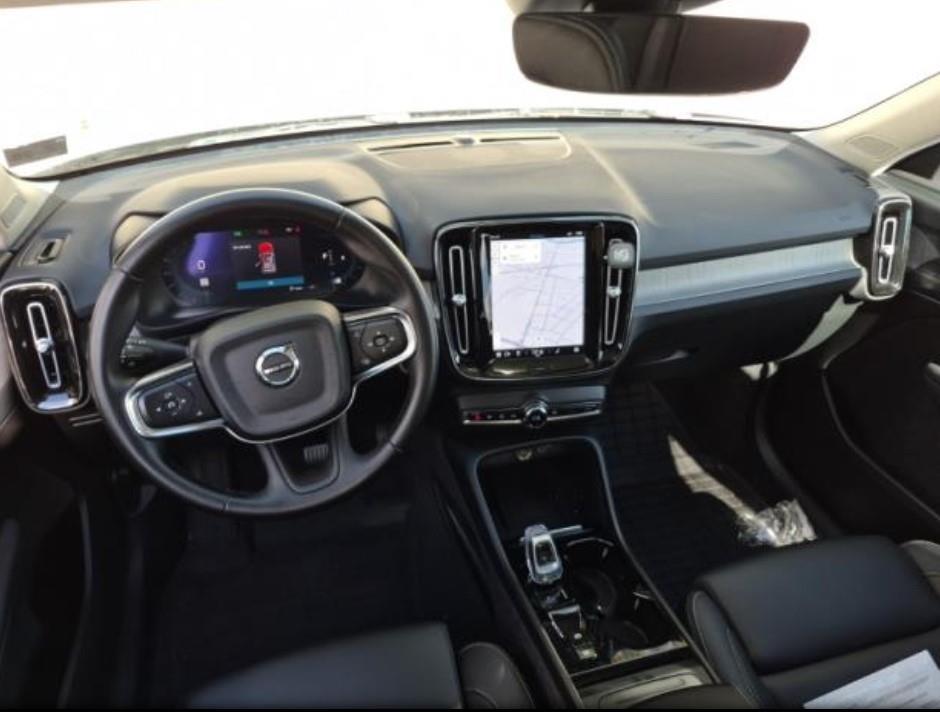 2023 Volvo XC40 Plus photo 2