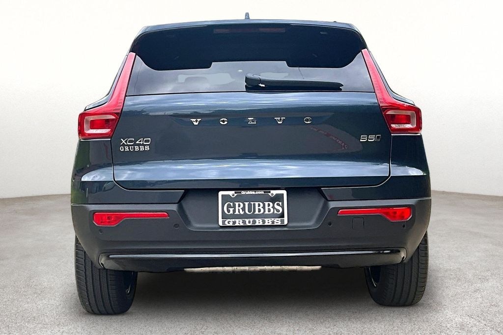 New 2026 Volvo XC40 B5 Core SUV