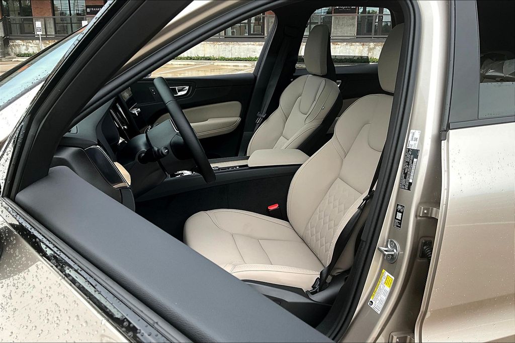 2026 Volvo XC60 Plus - Photo 21