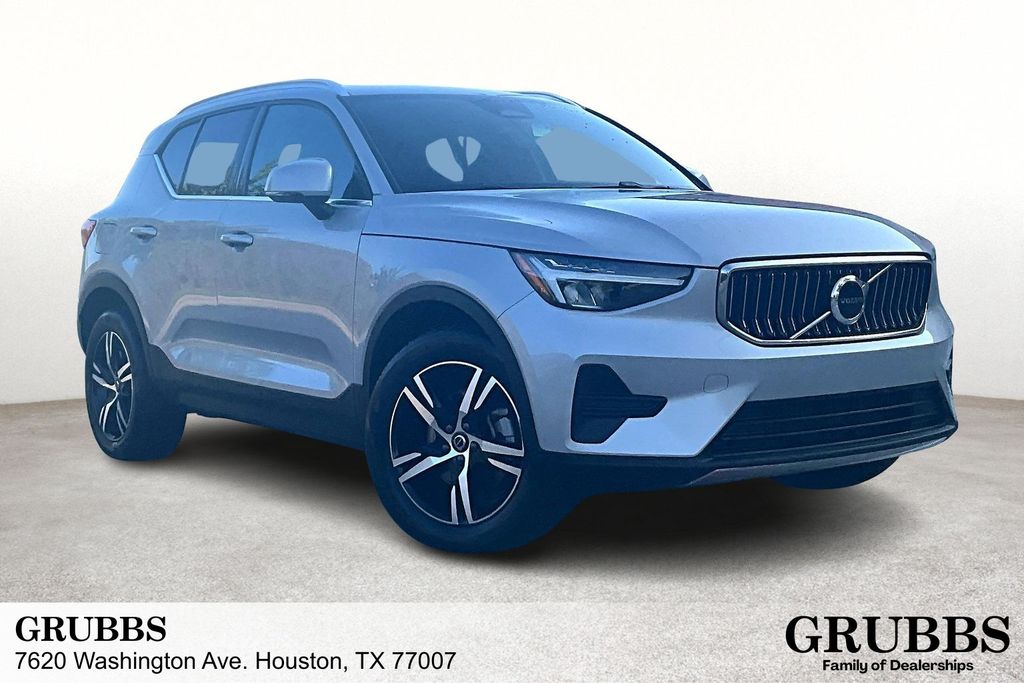 2025 Volvo XC40 Core