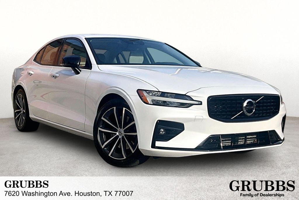 2021 Volvo S60 T5 Momentum's photo