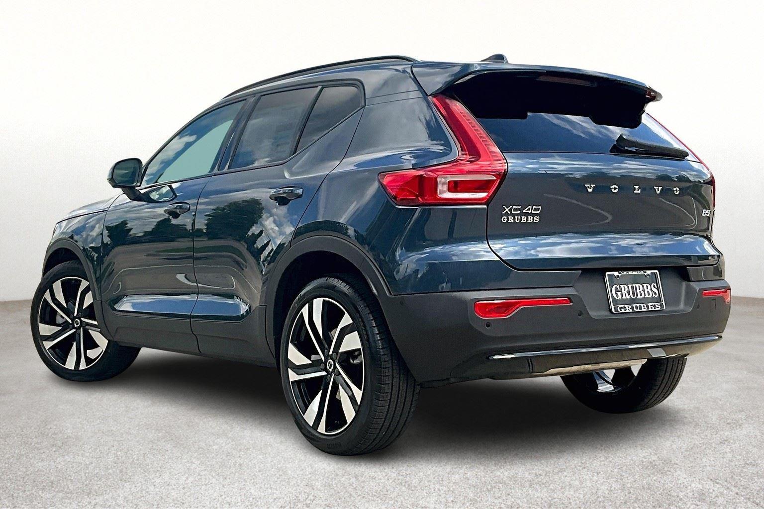 2026 Volvo XC40 photo 2