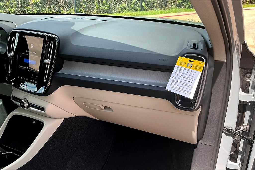 2026 Volvo XC40 Plus - Photo 18