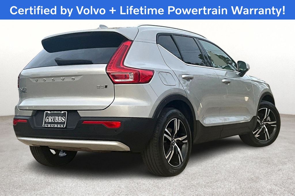 2025 Volvo XC40 Core photo 2