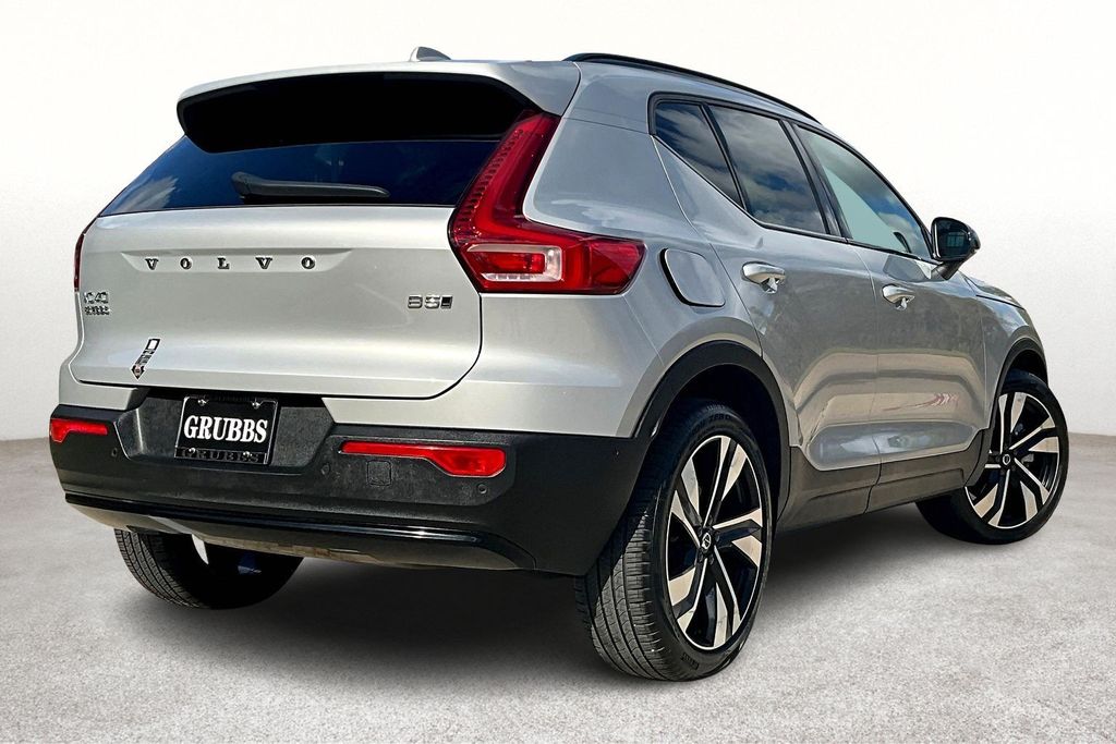 2025 Volvo XC40 Plus photo 2