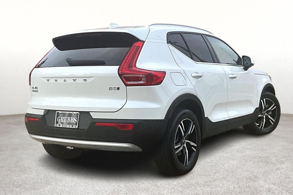 2025 Volvo XC40 Core photo 2