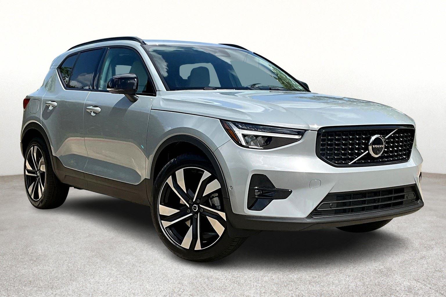 2026 Volvo XC40 Plus photo 2