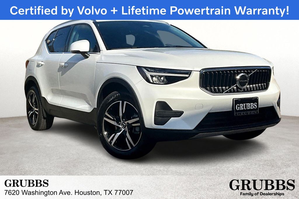 2025 Volvo XC40 Core
