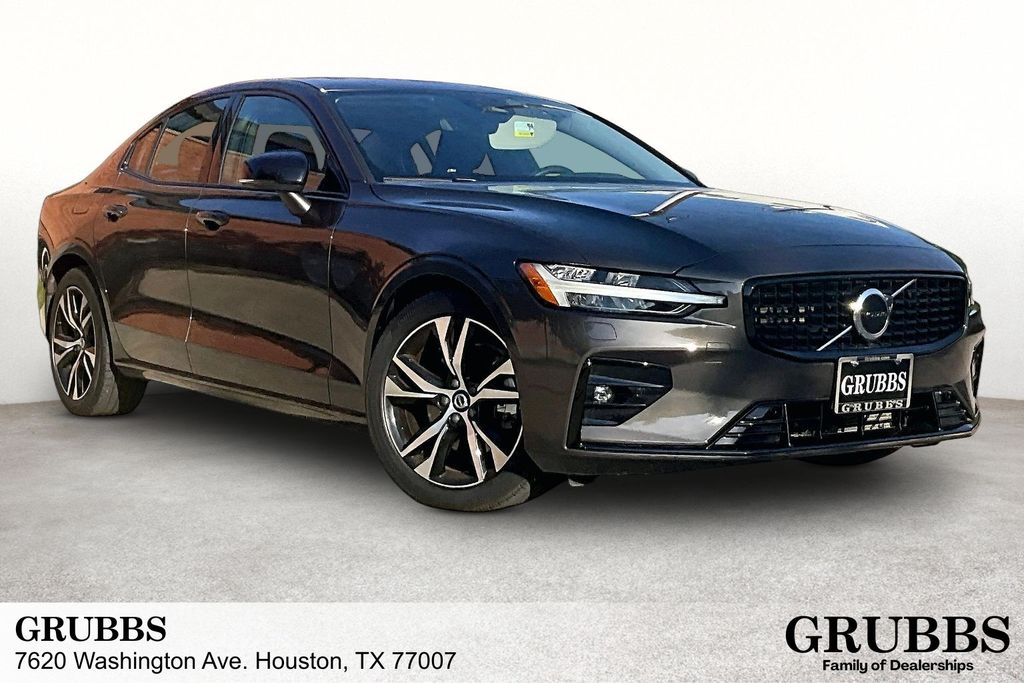2025 Volvo S60 B5 Core Dark's photo