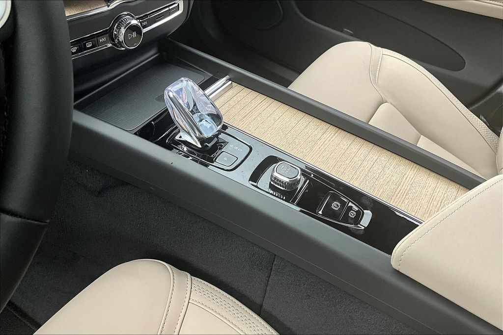2026 Volvo XC60 Plus - Photo 17