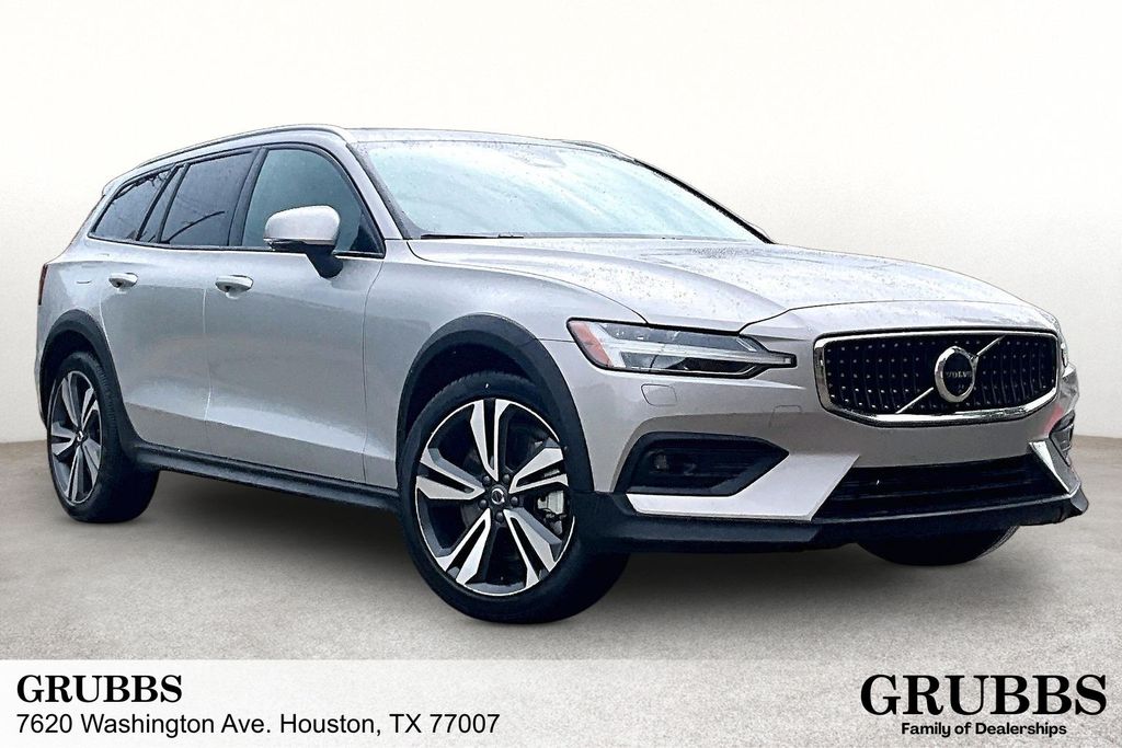 2025 Volvo V60 Cross Country B5 Plus AWD's photo
