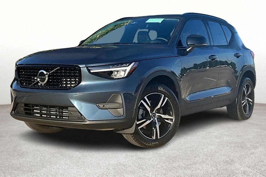 New 2026 Volvo XC40 B4 Core SUV