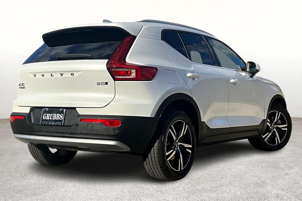2025 Volvo XC40 Core photo 2