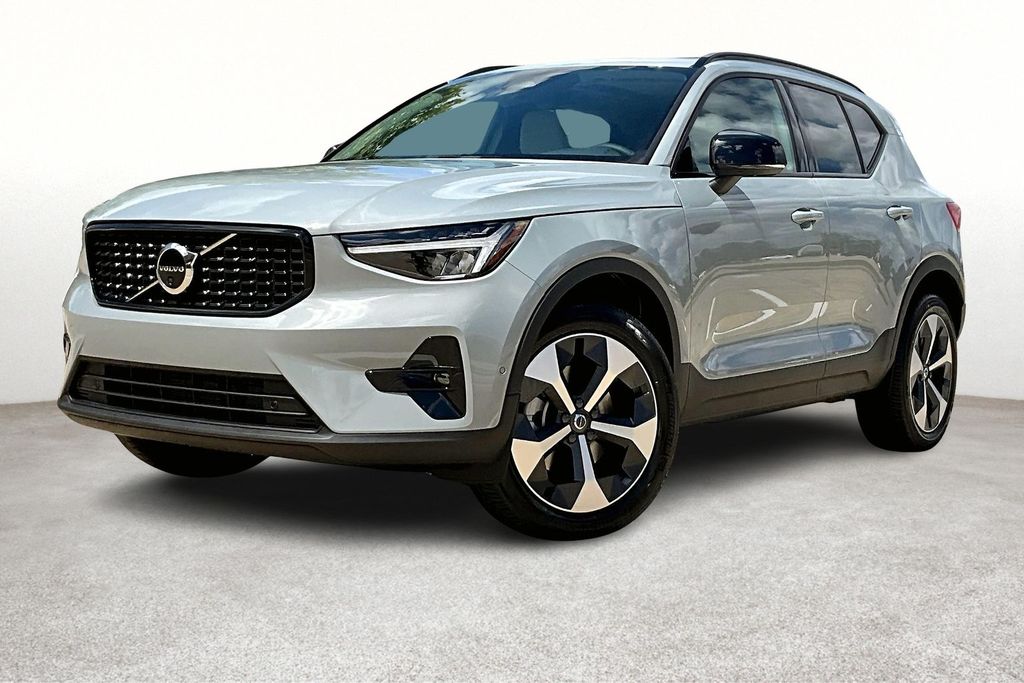 2026 Volvo XC40 Plus photo 2