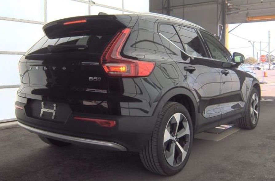 2025 Volvo XC40 Plus photo 3