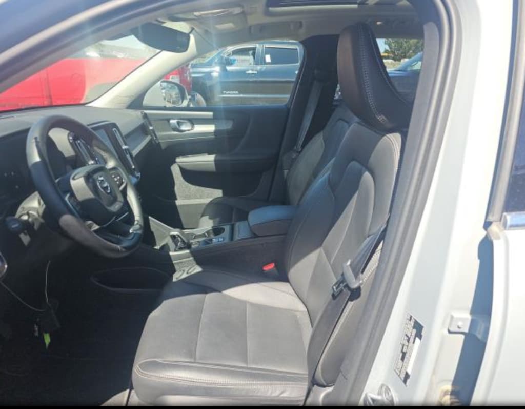 Used 2025 Volvo XC40 B5 Core SUV