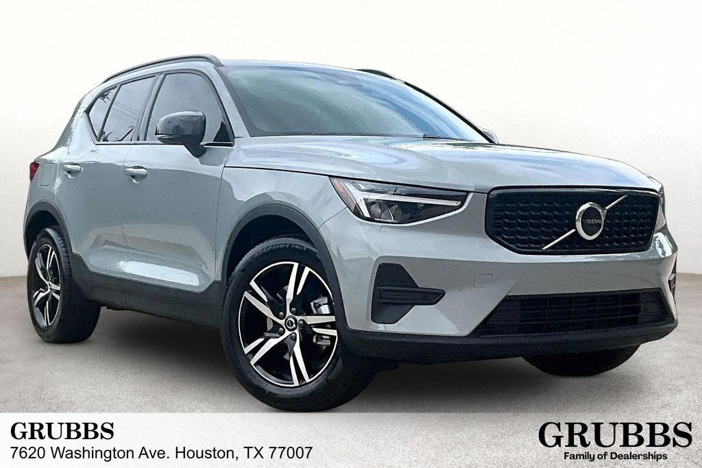 New 2026 Volvo XC40 B5 Core SUV