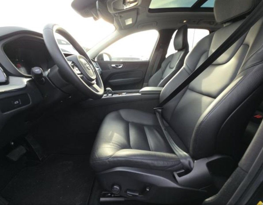 2025 Volvo XC60 B5 Plus photo 3