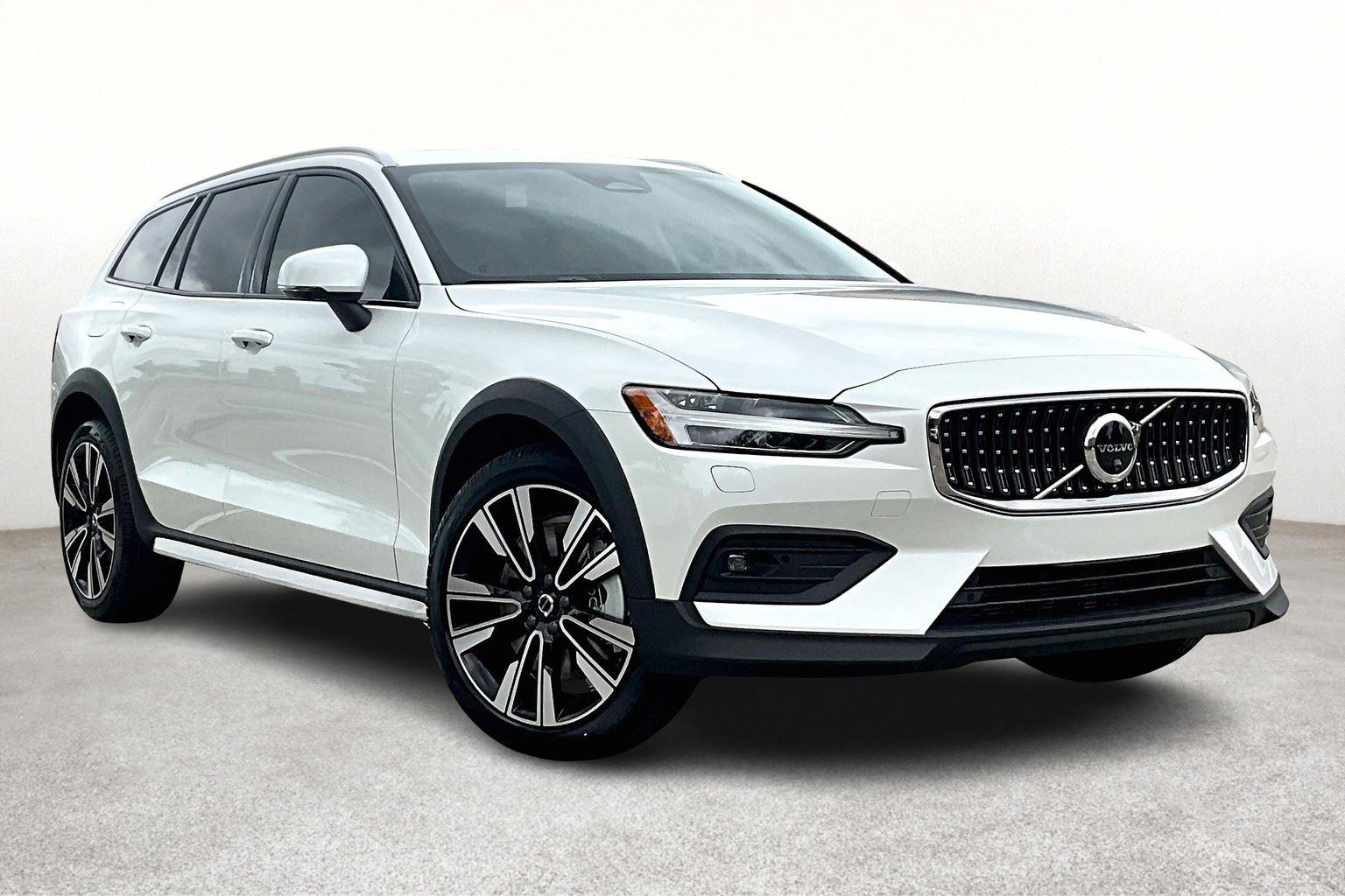 2025 Volvo V60 Cross Country B5 photo 2