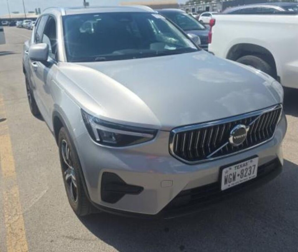 Used 2025 Volvo XC40 B5 Core