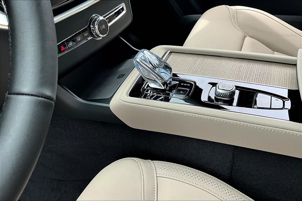 2026 Volvo XC90 Plus - Photo 17