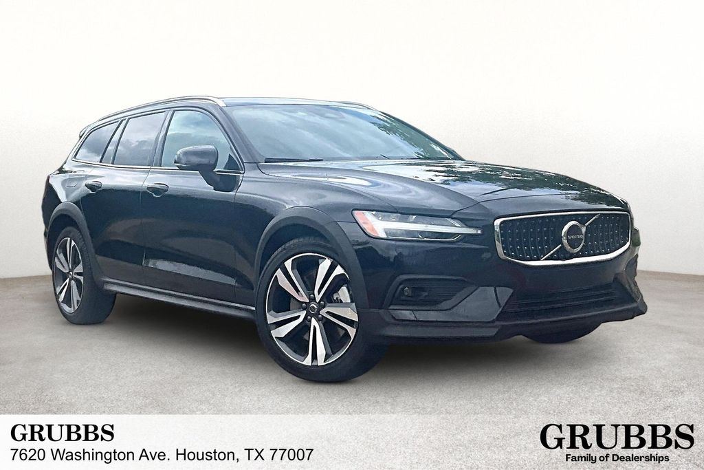 2025 Volvo V60 Cross Country B5 Plus AWD's photo