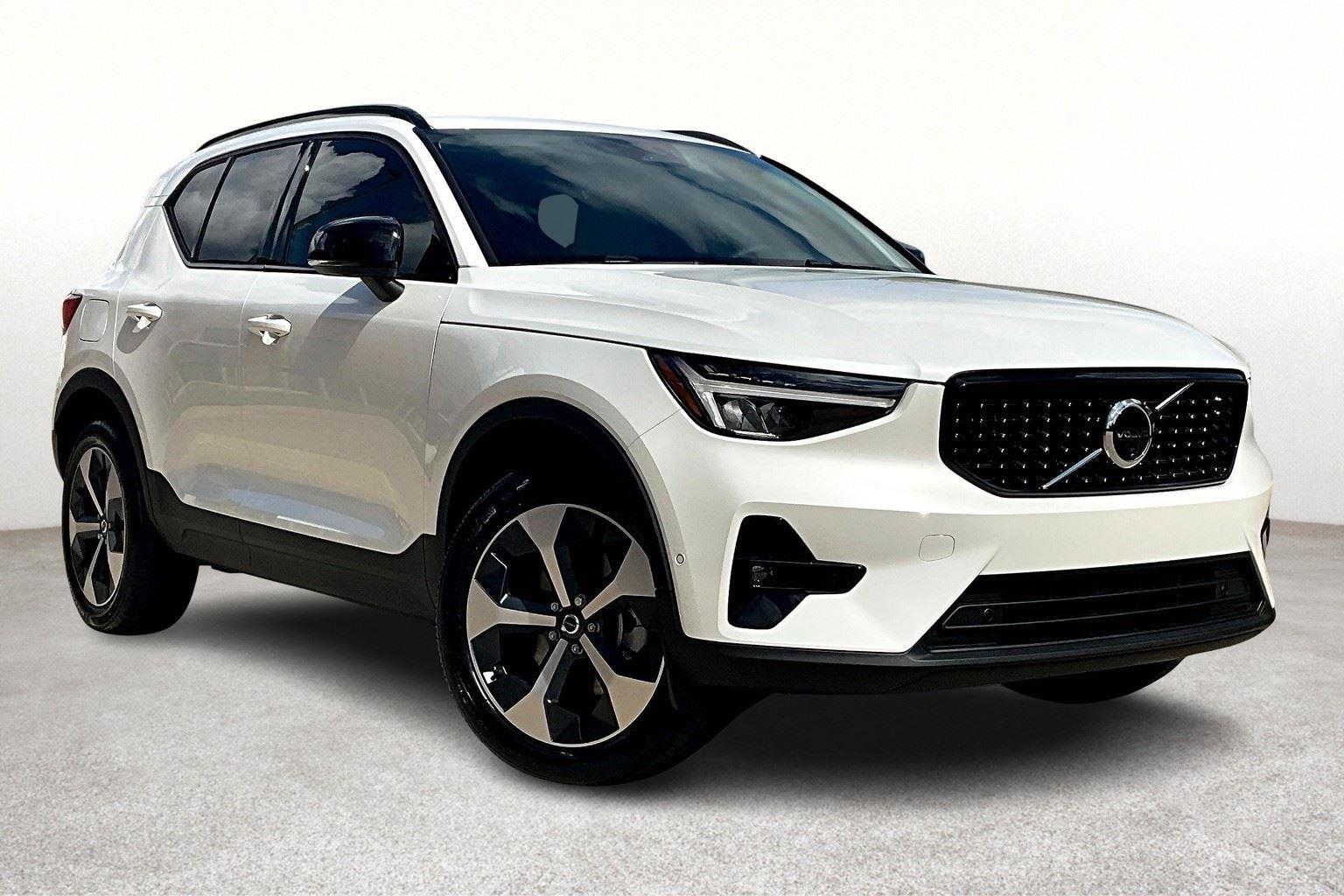 2026 Volvo XC40 Plus photo 2