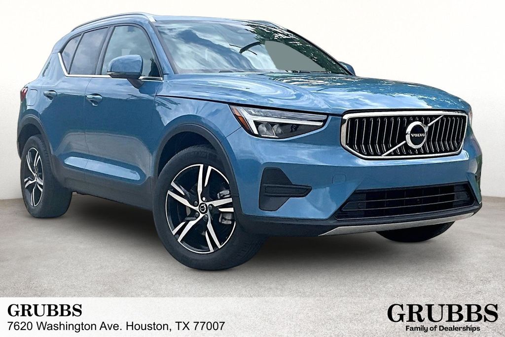 2024 Volvo XC40 B5 Core Dark AWD's photo