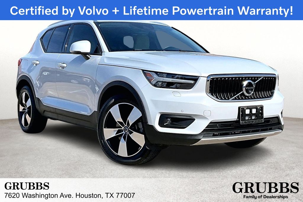 2021 Volvo XC40 Momentum's photo
