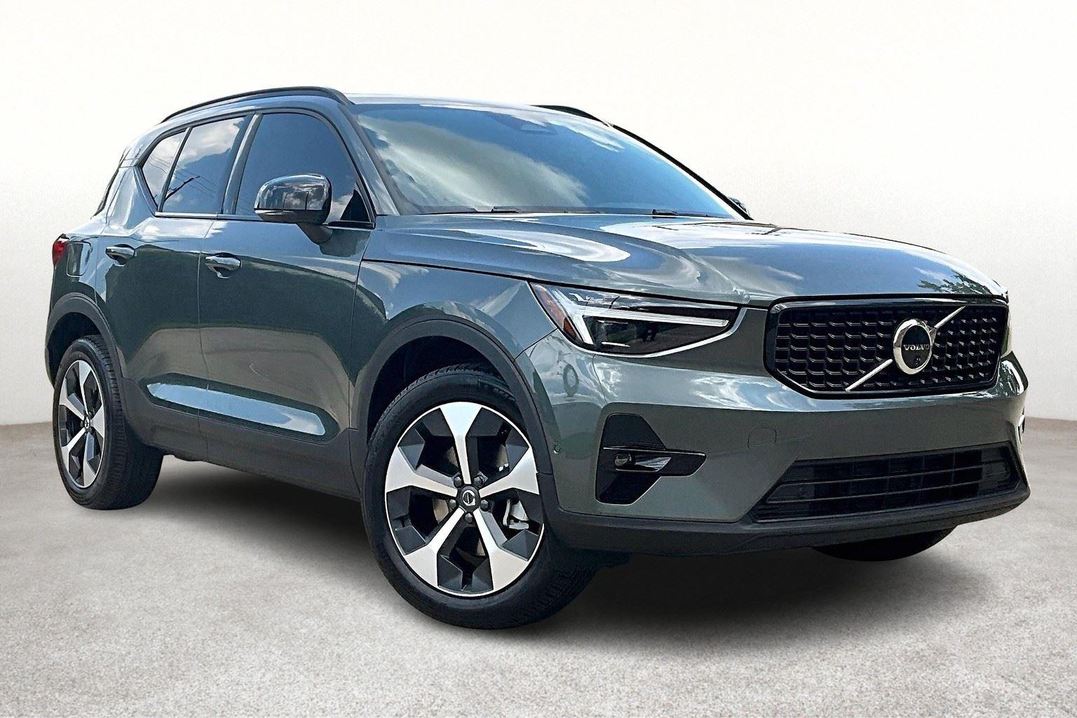 2026 Volvo XC40 Plus photo 2