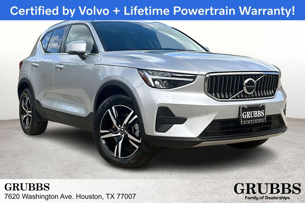 2025 Volvo XC40 Core's photo