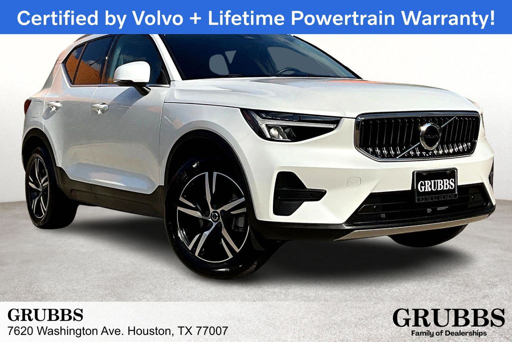 2025 Volvo XC40 Core's photo