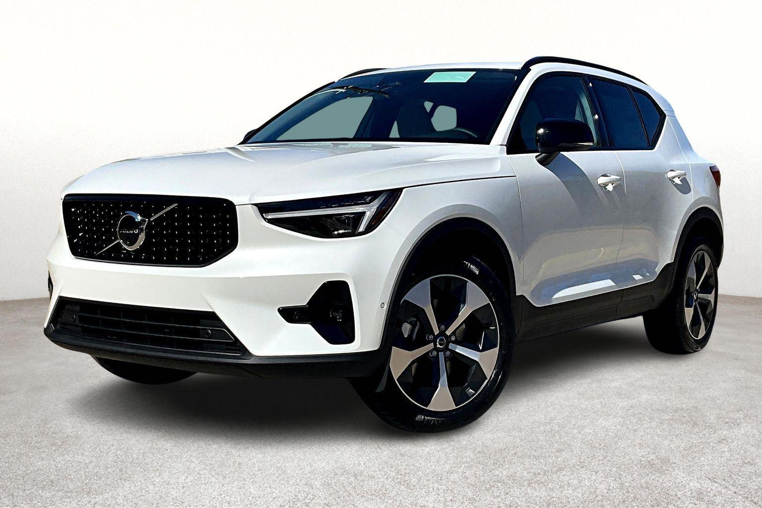 2026 Volvo XC40 Plus photo 2