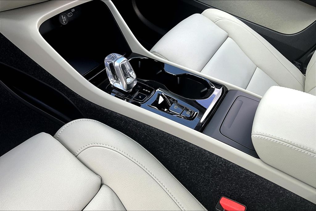 2026 Volvo XC40 Plus - Photo 17