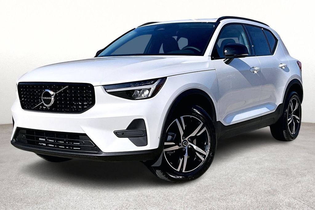 New 2026 Volvo XC40 B5 Core SUV