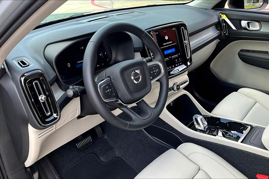 2026 Volvo XC40 Plus - Photo 16