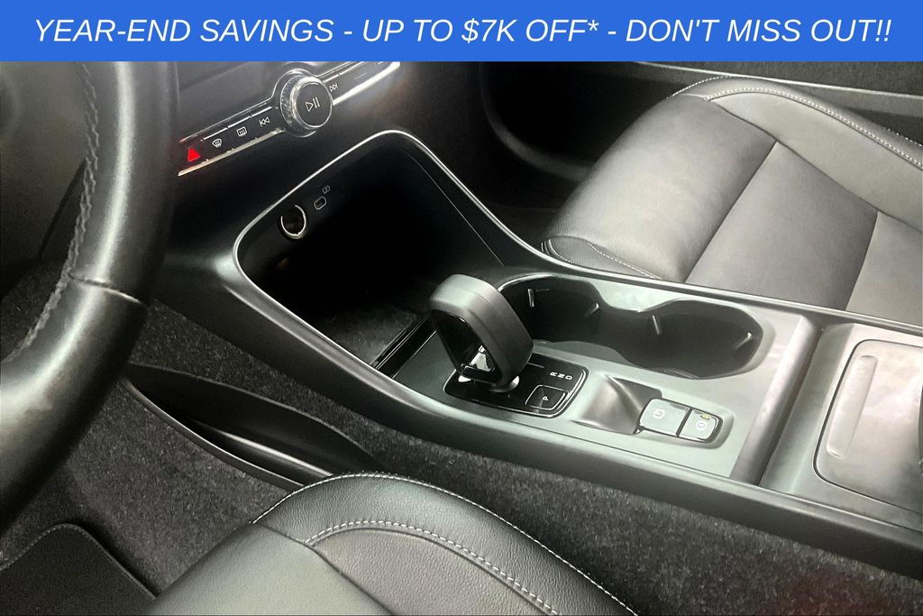 2025 Volvo XC40 Core - Photo 25