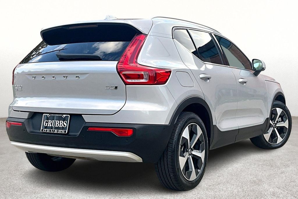 2025 Volvo XC40 Plus photo 2