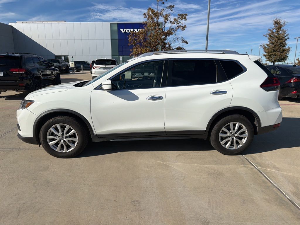2018 Nissan Rogue SV photo 3