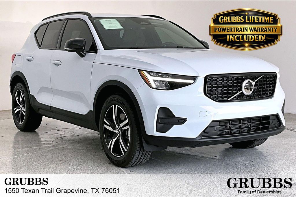 2026 Volvo XC40 B4 Core Dark FWD's photo