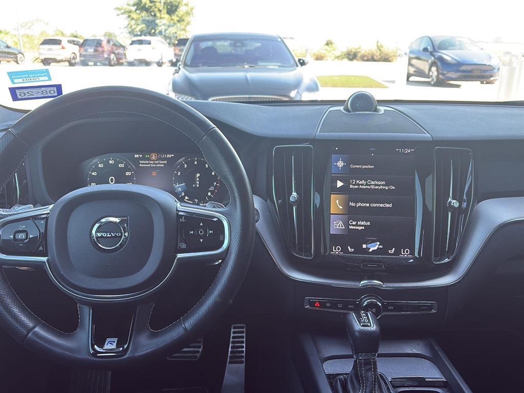 2018 Volvo XC60 R-Design photo 2