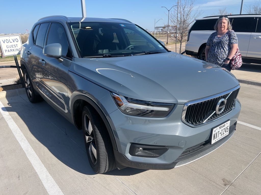 Used 2021 Volvo XC40 Momentum SUV