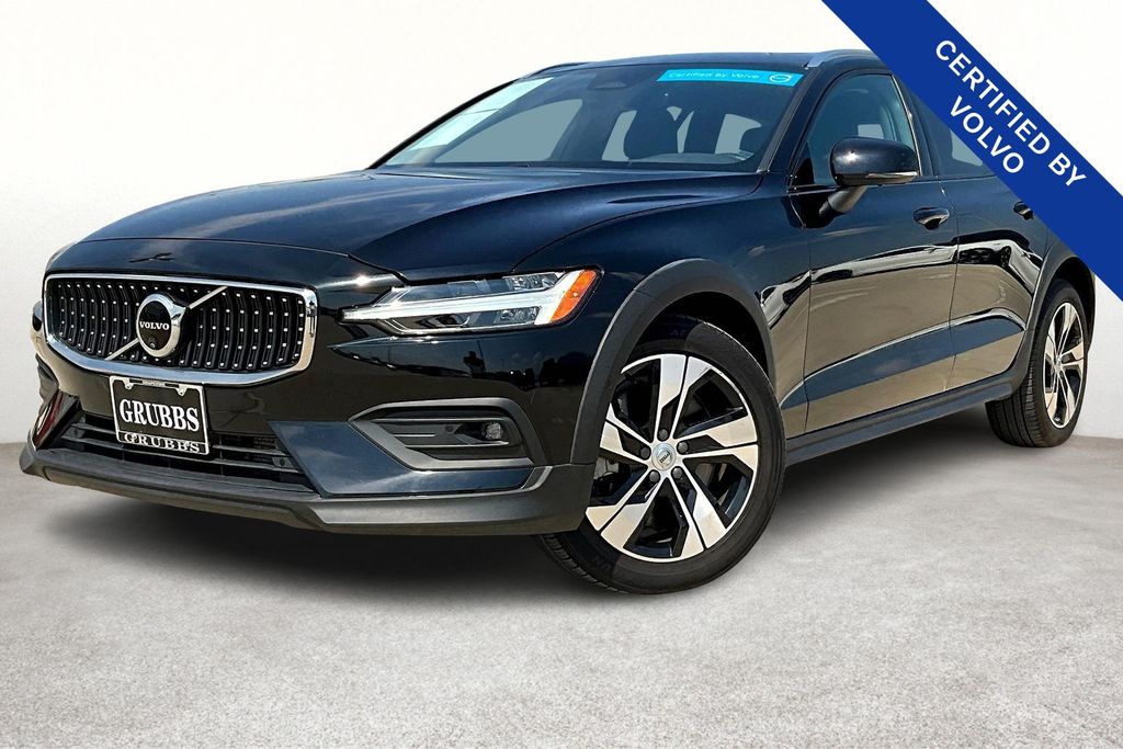 2024 Volvo V60 Cross Country Plus's photo