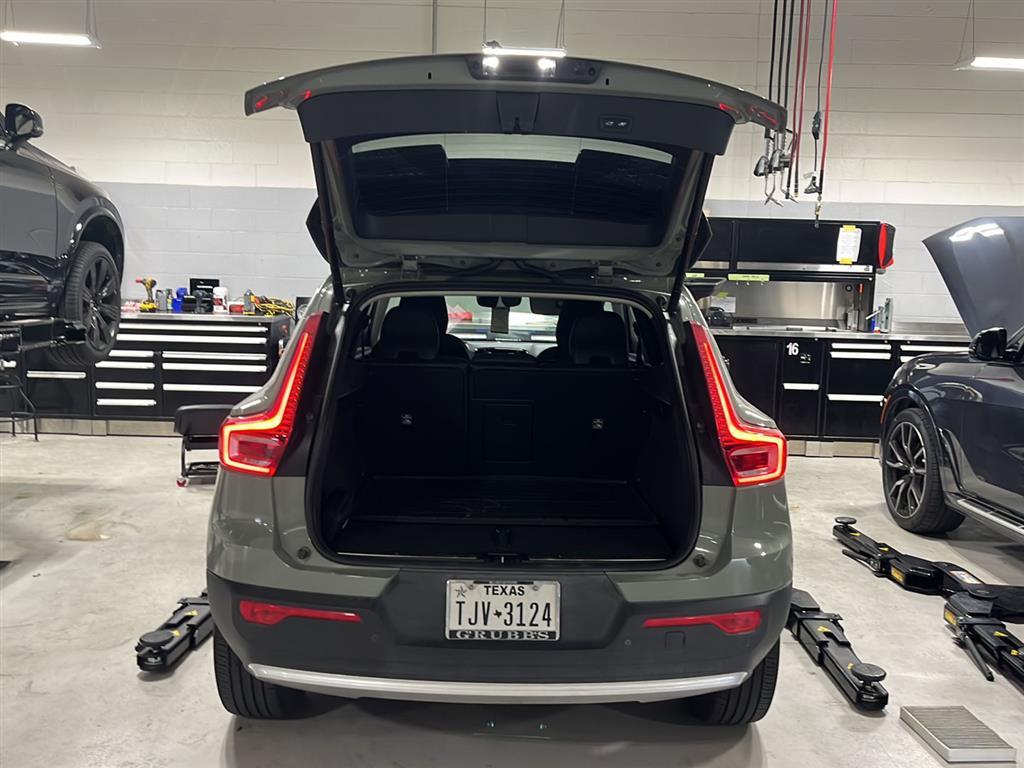 2023 Volvo XC40 Plus photo 2
