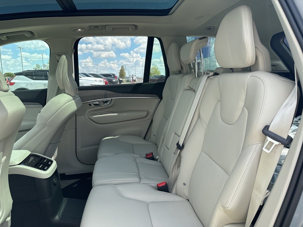 2025 Volvo XC90 T8 Plus photo 2