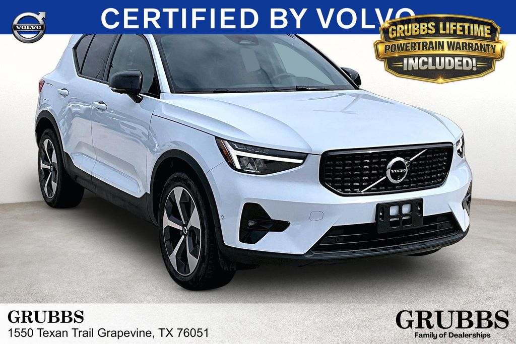 2025 Volvo XC40 B5 Plus Dark AWD's photo