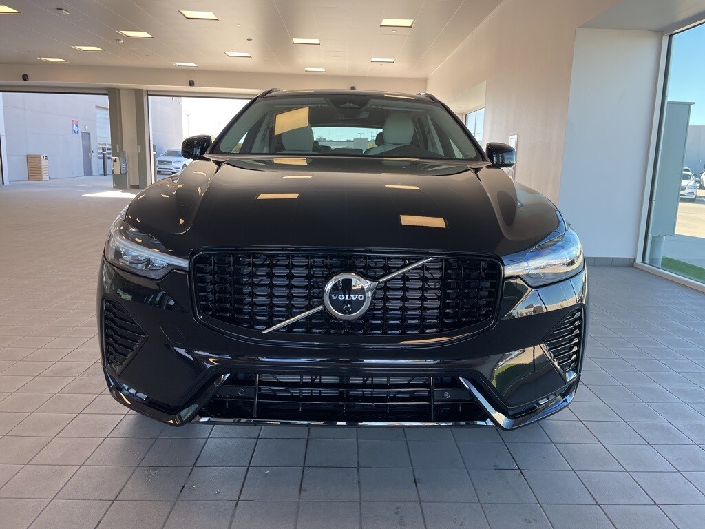 2025 Volvo XC60 B5 Plus photo 2