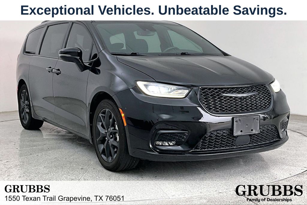 2021 Chrysler Pacifica Touring's photo