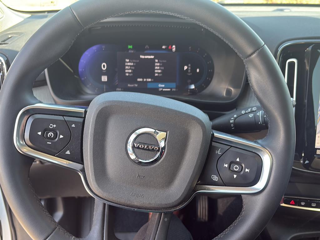 2023 Volvo XC40 Plus photo 2