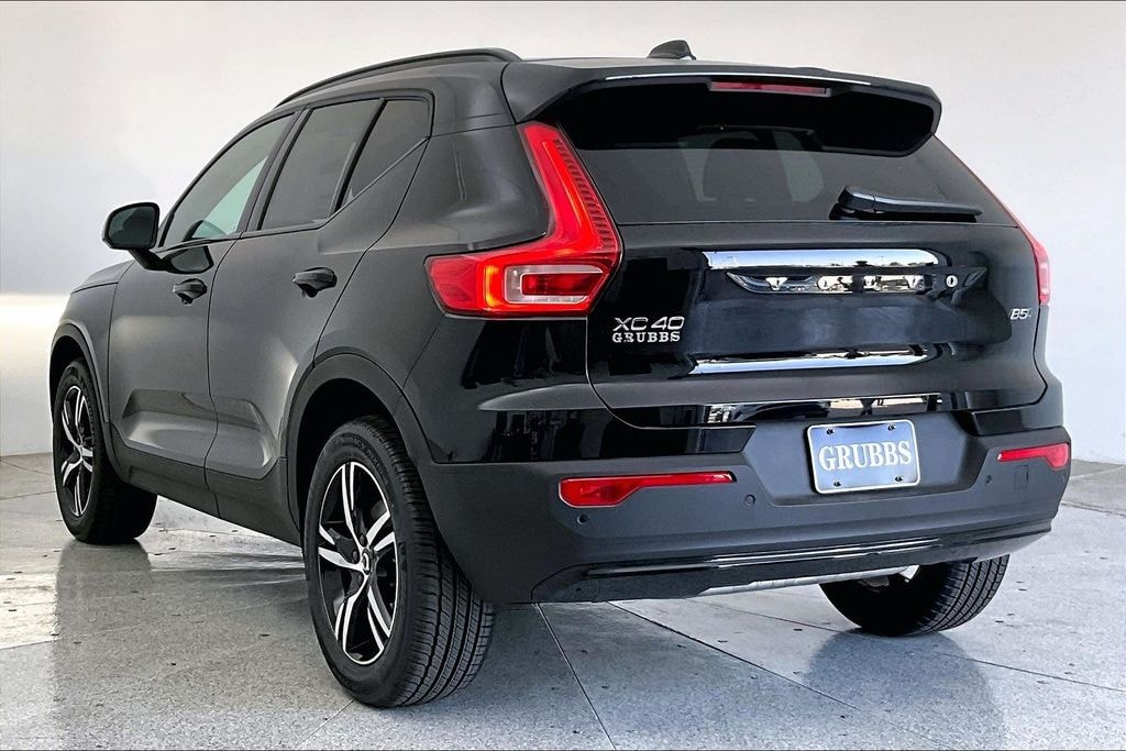 New 2026 Volvo XC40 B5 Core SUV